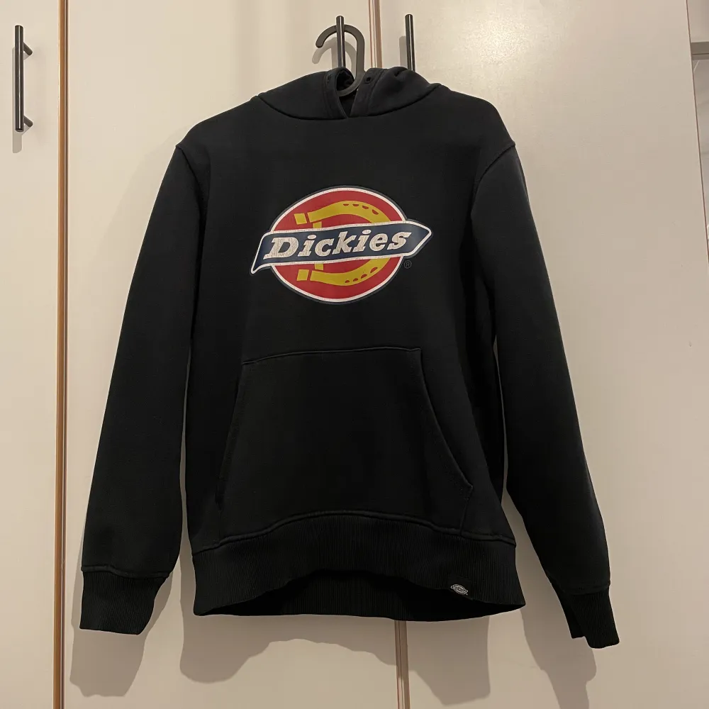 Säljer min Dickies hoodie i storlek XS, den är i helt okej skick (saknar snören i luvan och trycket är slitet som 2a bilden visar).  Köpt för 599kr så säljer för 100kr. Hoodies.