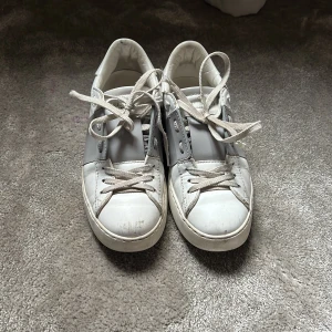 Valentino skor - Ett par ganska gamla valentino sneakers, lite slitna där fram men annars bra skick! 