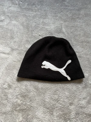 Puma mössa  - Snygg Puma mössa perfekt till höst/vinter. Skriv gärna vid intresse eller frågor✌️ glöm inte att kolla in min profil och följ för mer kläder😊 pris är nästan alltid diskuterbart 