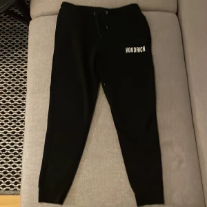 Svarta hoodrich byxor - Äkta hoodrich byxor i bra skick knappt använda. Kan mötas i växjö och kan pruta i snabb affär