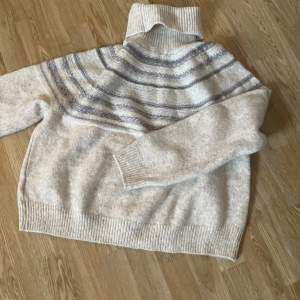 Säljer denna fina stickade tröjan med unik tryck!❣️fint skick och inte nopprig alls❤️