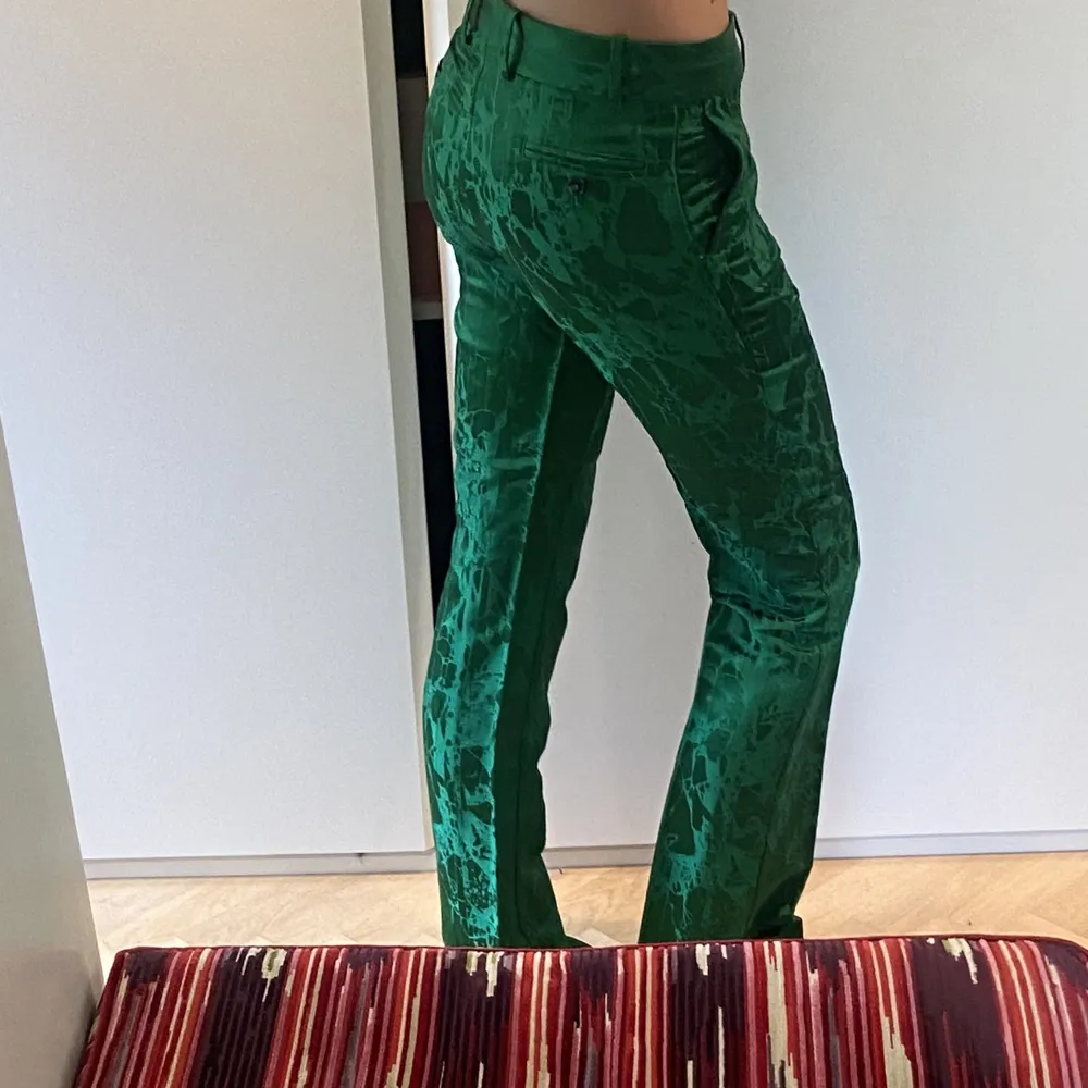 Verkligen de snyggaste byxorna!!! Gröna kostymbyxor med så najs mönster!! Så så coola byxor som är så unika!!😍😍😍 Lågmidaje och  långa!!. Jeans & Byxor.