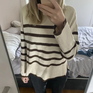 Stickad tröja - Superfin tröja från Vero Moda som jag köpte förra året. Finns tecken på använd men inget märkvärdigt! Säljs på grund av att den inte används. Pris kan diskuteras!💕