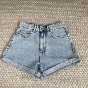 Blåa fina jeans shorts från Ginatricot, endast använda ett par gånger i fint skick utan några fläckar eller hål 