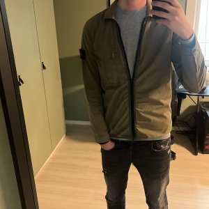 Stone island overshirt - Super schysst grön stone island overshirt  Skick 8,5/10  Storlek M Inga defekter Hör av er vid frågor!
