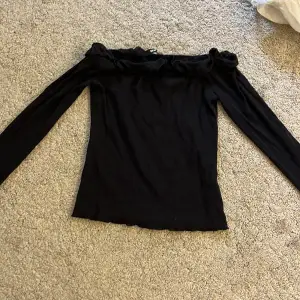En svart fin tröja från bikbok i storlek M men funkar för S också