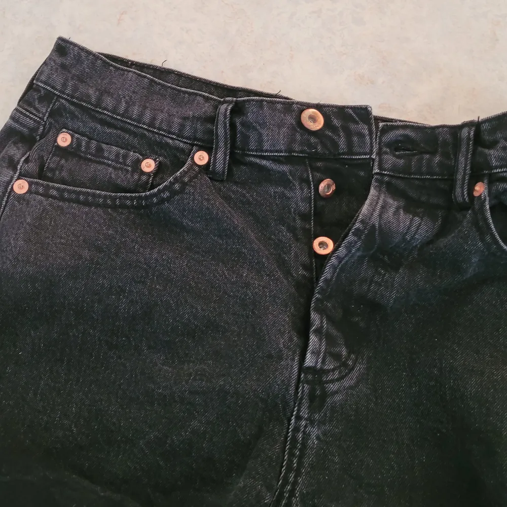 Svarta jeansshorts från Lager 157 i storlek M. Har fickor både fram och bak. 4 knappar i fram som stänger shortsen, men enbart en som syns, se bild! Säljer p.g.a. att de är lite för stora för mig. . Shorts.