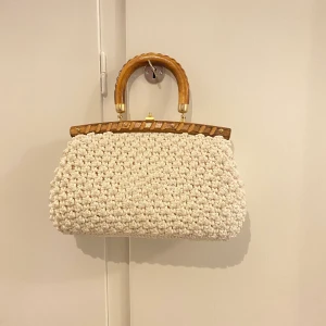 Vintage handväska  - Snygg virkad handväska från 1970 Trähandtag och smidig öppning/stängning  Gott vintage skick