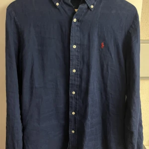Ralph Lauren skjorta  - Säljer Blå Polo Ralph Lauren skjorta i linne tyg. Storlek M. Jag är 185 cm och passformen är normal/loose. 