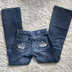 Victoria Beckham jeans - Lågmidjade utsvängda Victoria Beckham jeans. Storlek S/36 midjemått:36 innerbenslängd:82. Vill du köpa trycker du på ”köp nu” jag postar samma dag eller dagen efter köp!