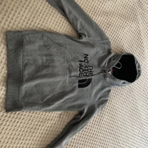 Hoodie the north face - Säljer denna Hoodie knappt använd men ena snöret har gått sönder lite när jag tvättat den.😊