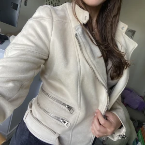 Jacka - Varm jacka som är köpt från zara, den är knappt använd så m.a.o. i väldigt bra skick! Säljer då den inte är min stil❤️vet inte nypriset men andra jackor från zara kostar runt 400-700 så gissar att denna också gör det☺️