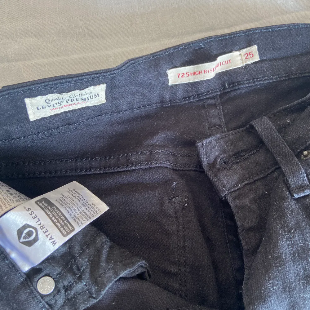 Snygga svarta bootcut jeans från Levi’s. Mycket bra skick. Storlek w25. Modell 725 high Rise bootcut. Nypris 1199kr. . Jeans & Byxor.