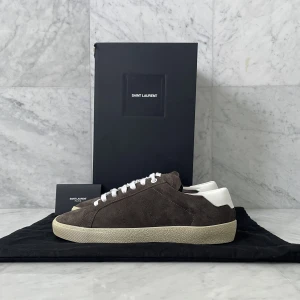 Saint Laurent skor - Säljer nu dessa helt sprillans nya sällsynta Saint Laurent skor i den eftertraktade modellen ’Sl/06’. Skorna är helt nya och aldrig använda. Kommer med allt og samt äktighetbevis - Nypris: 6600 kr - Storlek: 40.5 men passar 41.5 - Hör av er! :)