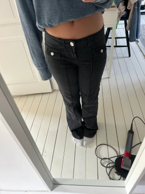 Hm byxor - Ett par så poppis byxor från hm! Sitter så snyggt och är nästan aldrig använda❤️