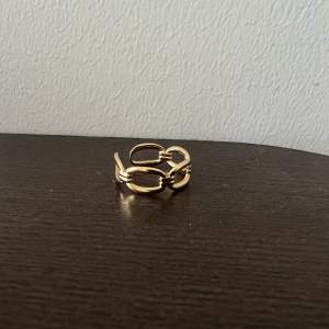 Guld ring i justerbar storlek! Inga defekter! Vet inte exakt material men ska vara mer tåligt en en fake ring, alltså blir inte grön utav denna. Köpt i Frankrike!