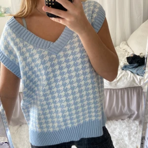 Blå vit väst  - Stickad väst i helt nytt skick, använd 1 gång 🤍storlek M men passar olika storlekar🫶🏼