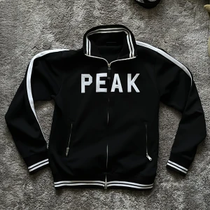 Svart Zip up  - Koftan är använd ett fåtal gånger och har inga tecken på slitage eller liknande.  Meddela vid intresse eller köp direkt i appen !