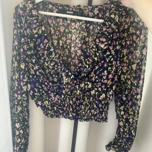 Blus  - Säljer denna jättefina blus ifrån bikbok i storlek xs. Oanvänd 💜