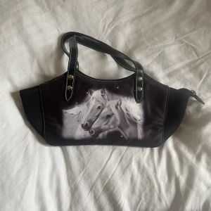 Handväska med hästar på! - Så söt liten handväska