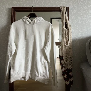 Vit hoddie  - Herr storlek M  Sitter snyggt oversized på mig som har S 