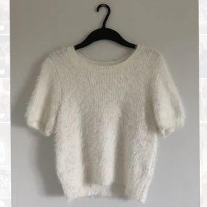 kortärmad stickad tröja - Underbar vit stickad t-shirt från Gina i mohair liknande material, knappt använd så i nyskick🙌🏼