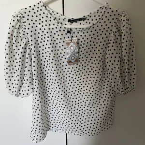 Prickig topp - Jätte söt prickig topp, aldrig använd lapp sitter kvar 🩷