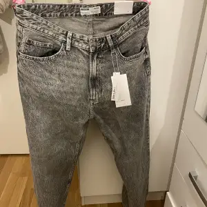 Ett par gråa jeans från bershka som jag beställde. Dom är helt oanvända bara testade och tyvärr var de för stora för mig så jag säljer det vidare. Det är i storlek 42 wide. Jag köpte de för 400 men säljer det för 300 + 50kr frakt.  