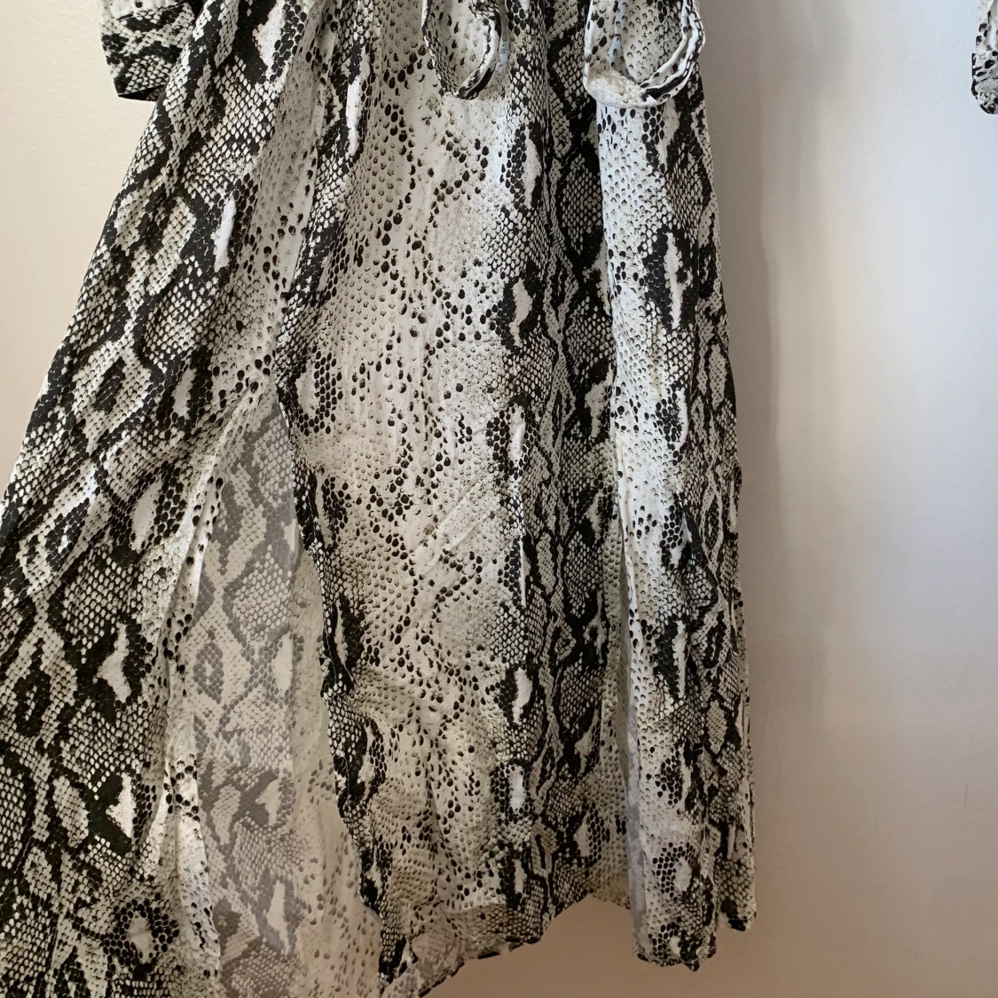 Klänning med slits från boohoo, strl 38 - 90