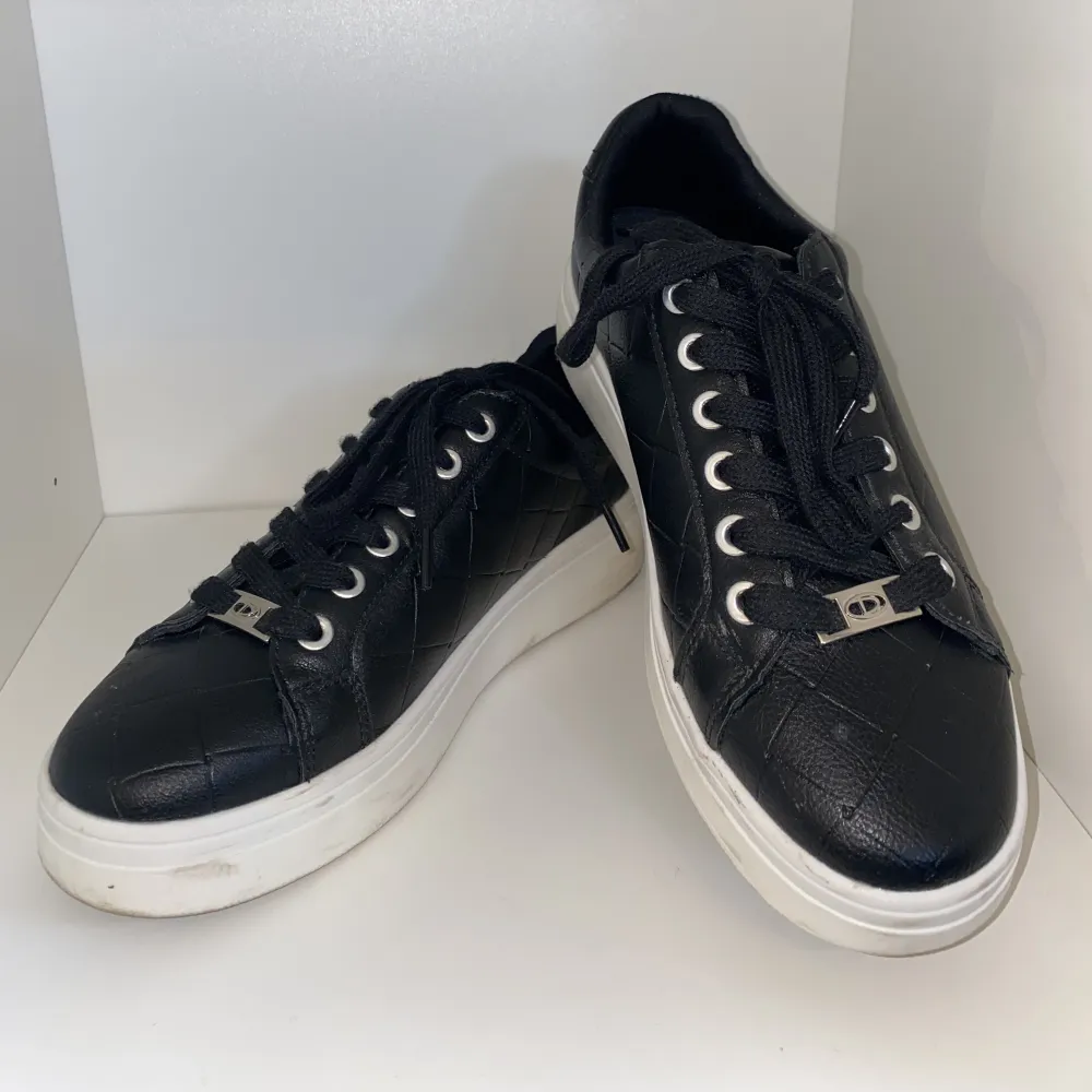 Svarta skor, basic och snygga Använda 2 gånger Silver detaljer, storlek 37,5 Original pris 595kr. Skor.