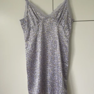 Klänning - Super söt klänning från H&M  Använd fåtal gånger, som ny