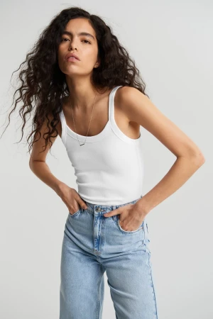 Ribbat baslinne från H&M med fin uringning - Så fint baslinne från H&M med smickrande ringning som tyvärr är för stort för mig. Möts upp i Sthlm, annars står köparen för frakten 💜💕