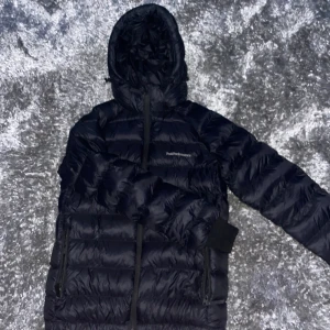 Peak performance jacka - Säljer min peak jacka för jag har köpt en ny, haft den sen förra vintern (8 månader) skick: 10/10, nypris 1799kr. Pris kan diskuteras vid snabb affär 