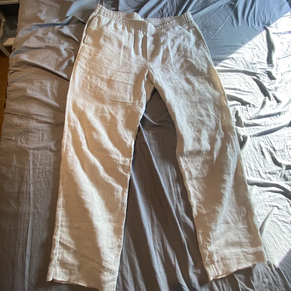 Säljer ett par linne byxor från HM i st XL. Som typ aldrig är använda. 10/10 i skick . Jeans & Byxor.