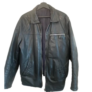 Svart läderjacka  - Vintage svart läderjacka med snygga siddetaljer (se bild 3). Den sitter lite oversized på mig, brukar ha S/M. 