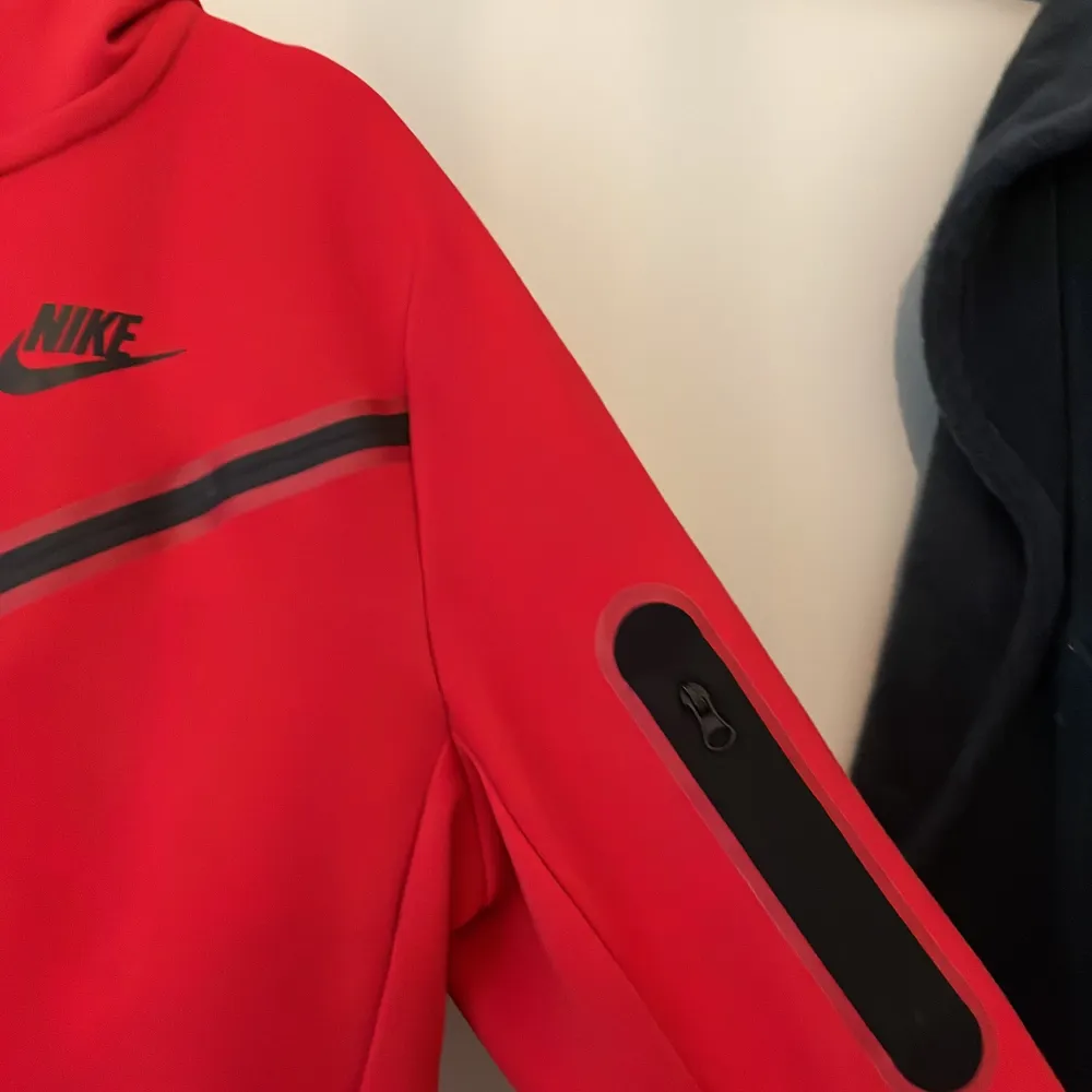 En jätte fin Nike Tech Fleece. Säljer pågrund av att den inte kommer till användning längre. Den är i ett väldigt bra skick. Storlek 147-158 men mer som en 164.. Hoodies.