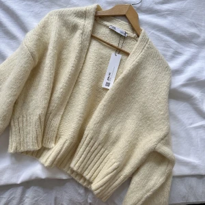 Stickad kofta - Helt oanvänd gräddvit stickad kofta/cardigan från zara (lapp kvar) - säljer pga inte använt👍🏼
