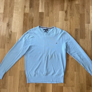 Tommy Hilfiger sweatshirt - Använd ljusblå sweatshirt i storlek L.