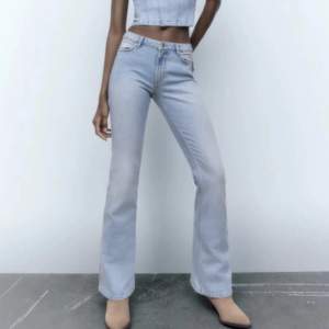 Säljer mina low waist bootcut jeans från Zara! Lite slitna där nere(bild 3) skriv för mer bilder😊