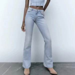 Lågmidjade jeans - Säljer mina low waist bootcut jeans från Zara! Lite slitna där nere(bild 3) skriv för mer bilder😊