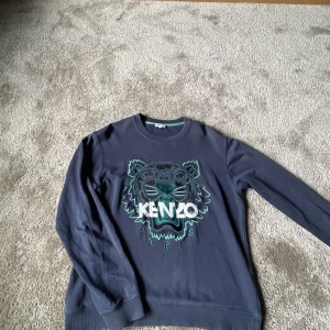 Kenzo  - Hej  säljer nu min fin fina kenzo tröja. Självklart Äkta! Använd fåtal gånger 8/10. Den är i storlek M men passar även S. Kan gå ner i pris vid snabb affär. Vid funderingar hör gärna av dig  Vid funderingar hör gärna av dig. 