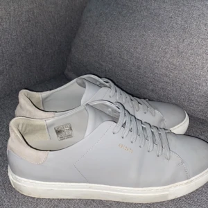 Axel arigato skor - Axel arigato skor . Lite smuts på sig som ni ser på bilderna men går givetvis att tvätta bort. Om priser inte fungerar enligt er så kom gärna med bud