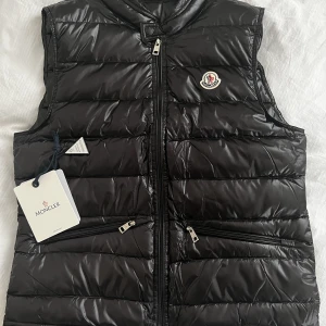 Moncler väst oanvänd - Säljer en helt oanvänd moncler väst. Säljer pågrund av att den inte passar. Allt OG, kvitto, dustbag medföljer.