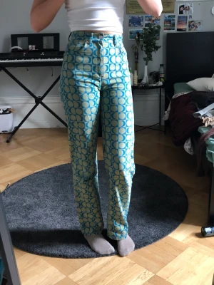 Unika mönstrade jeans - Unika mönstrade jeans i bra skick från pull&bear! Säljer då de inte längre passar. De går ända ned på mig som är 173. Upptäckte en liten missfärgning vid dragkedjan (se sista bilden) men det syns knappt! Skriv privat för mer bilder/frågor! 