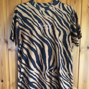 T-shirt från Reclaimed Vintage - Sparsamt använd, i fint skick. Något oversized. Väldigt mjukt och skönt material! 