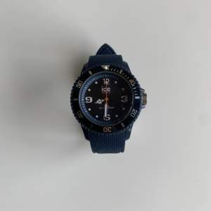 Säljer min marinblåa klocka från Ice Watch. Skick 10/10. Köpt i Frankrike men aldrig använd. Passar både barn och vuxna, kvinnor och män! Pris går att diskutera. Först till kvarn är det som gäller 😁