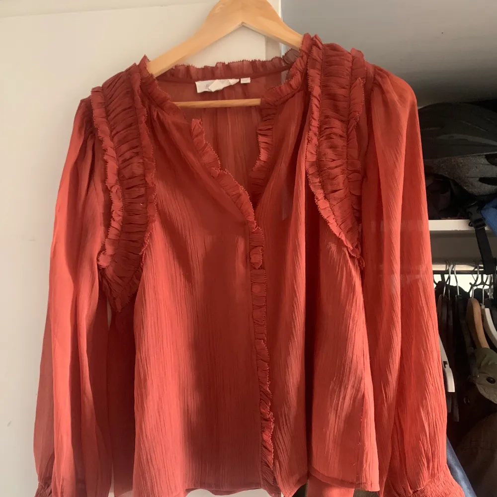 Amaizng condition, hardly worn  From anthropologie in England  Delicate chiffon Fabric  Rust colour  Extra small / 34  Boho chic  . Blusar.