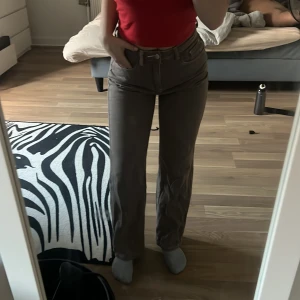 Jeans  - Använd ett par gånger men i bra skick. Är storlek xs men passar s.