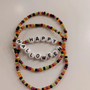 HALLOWEEN ARMBAND  - NYHET! Halloween armband🎃 🧟‍♀️Happy Halloween🧟‍♀️ Combo: 50 kr (2st) Trio: 60 kr (3st) Frakt:18 kr Skriv mått vid köp🫶🏻 