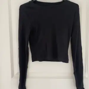Mysig långärmat svart tröja från House brand från Polen. Köpt för +100kr💕